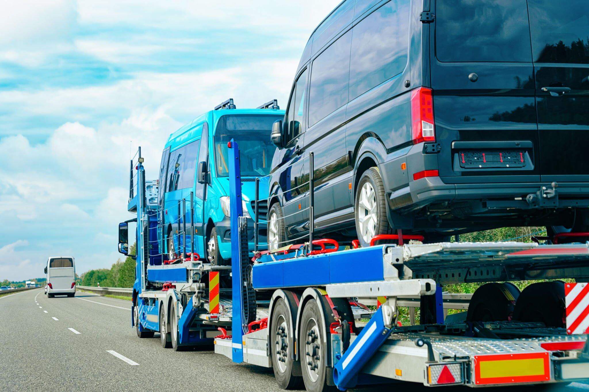 Грузовик перевозит партии 210. Грузовой автовоз. Автовоз по дороге. Автовоз Скания. Фура на дороге автовоз.